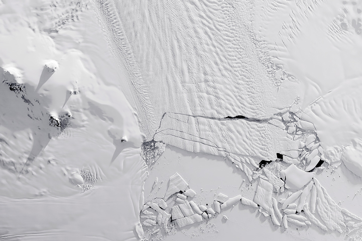 Pine Island Glacier Quickly Drops Another Iceberg
